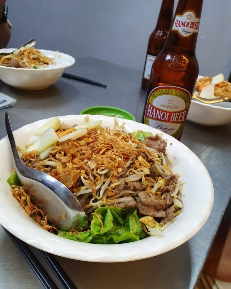 분짜 그릇과 하노이 맥주, 야채와 숯불구이 고기가 담긴 접시